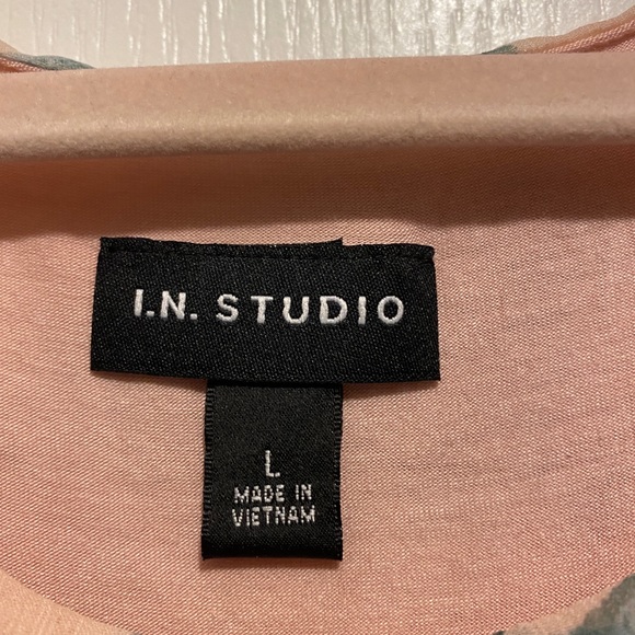 Ladies top - Picture 3 of 3